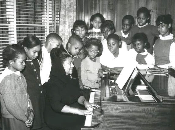 DorothyMaynorwithStudents at Piano (1)