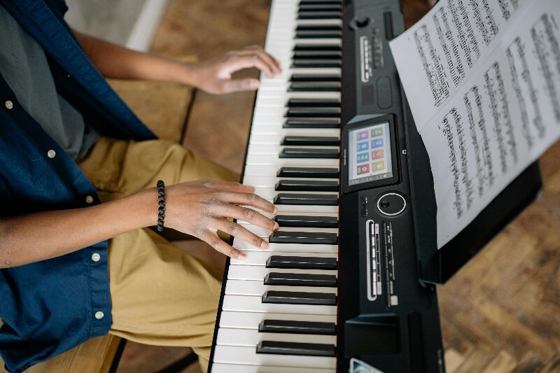 Hands-piano_yankrukov-8520432_800x533